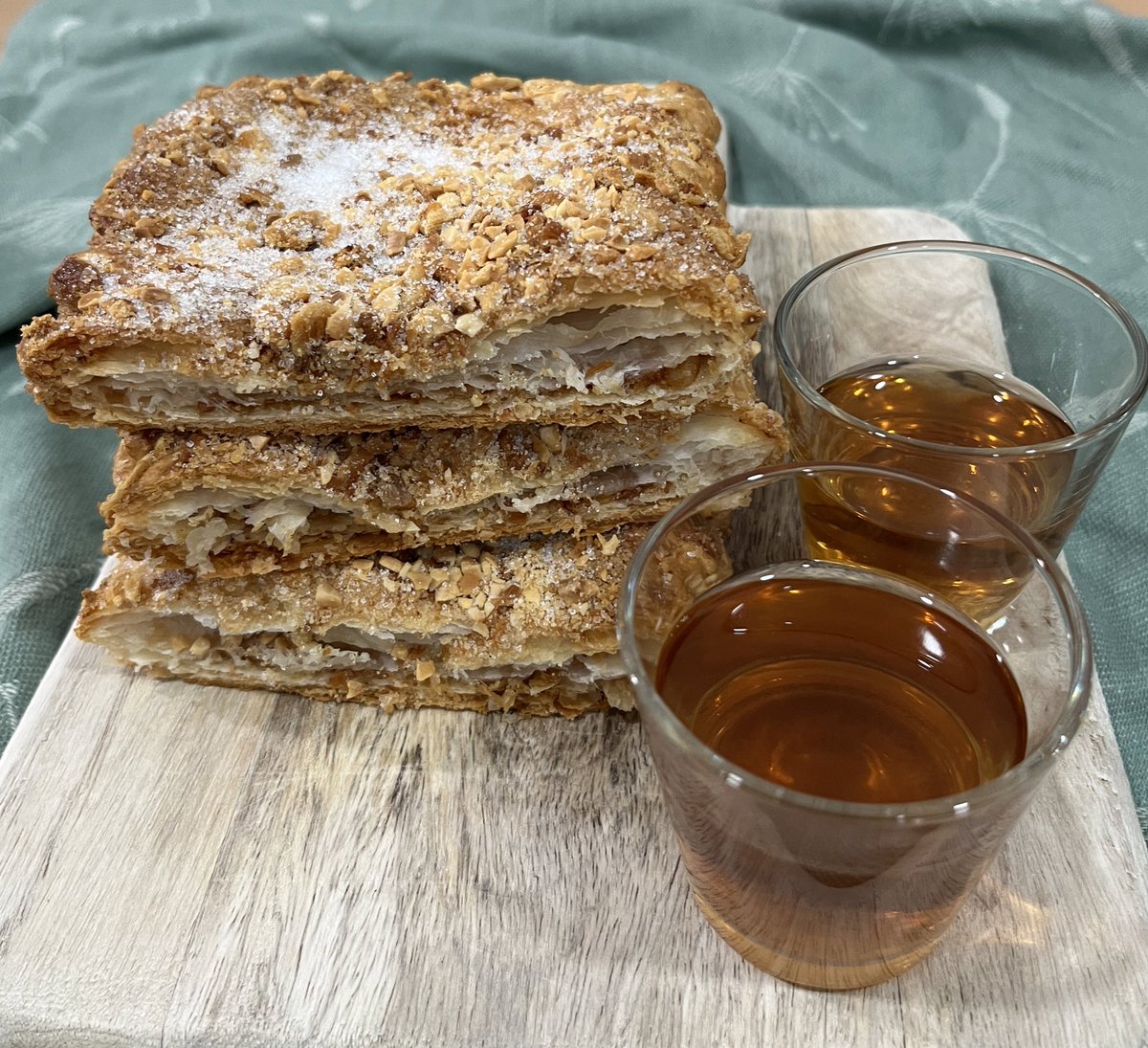 MTarradellas's tweet photo. Les postres del sopar de #dijousgras…#cocadegreixons acabada de sortir del forn! Canela fina! #cocadellardons #greixons #llardons #dolçostradicionals #dolcestradicions #festestradicionals https://t.co/q6BwnIab4A