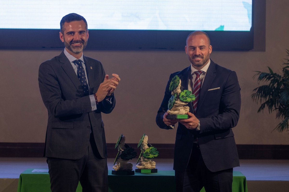 RamonFPM's tweet image. La #RevoluciónVerde💚en #Andalucía la conseguimos entre todos y hoy ha sido un privilegio reconocer con el presidente @JuanMa_Moreno a algunos de esos nombres propios que nos ayudan a hacer de nuestra tierra una más verde y sostenible.

¡Enhorabuena a los premiados! 👏🏆
#PAMA