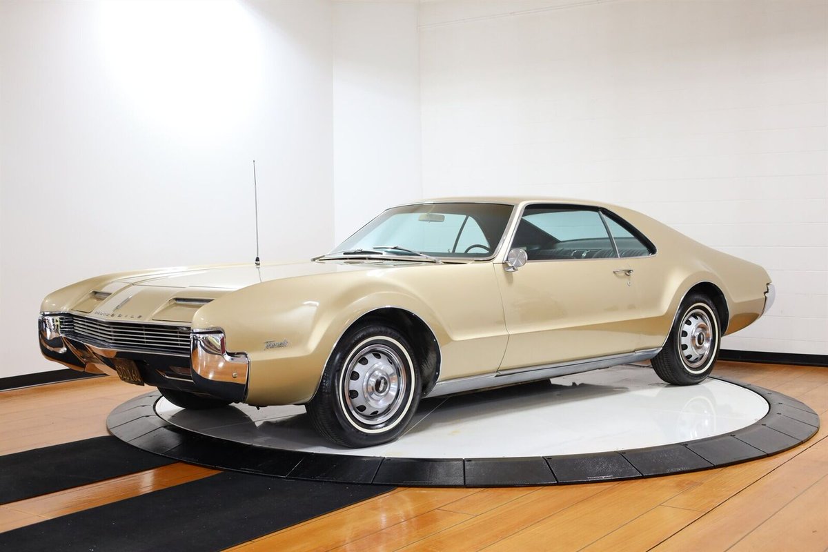 Mercomatic's tweet photo. 1966 #Oldsmobile #Toronado; 425 cid, 4 bbl, 385 hp; 3-speed Hydramatic; #Olds introduced the first practical domestic, full-size front wheel drive car in 30 years. Since one of the main motivations was removal of the interior transmission hump, front bench seats were standard https://t.co/MZnpcbYpHb