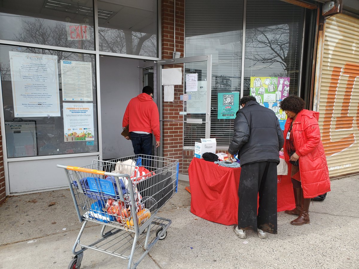 Today, after serving over 150 people at our Staten Island @NYCNeON Nutrition Kitchen we welcomed the beautiful weather &amp; took our Clothing Closet outside. @NYCProbation staff, assisted by <a href="/HealthyNY/">Affinity Health Plan</a> Affinity Health - insuring access to food, clothing &amp; health care + a friendly🙂.