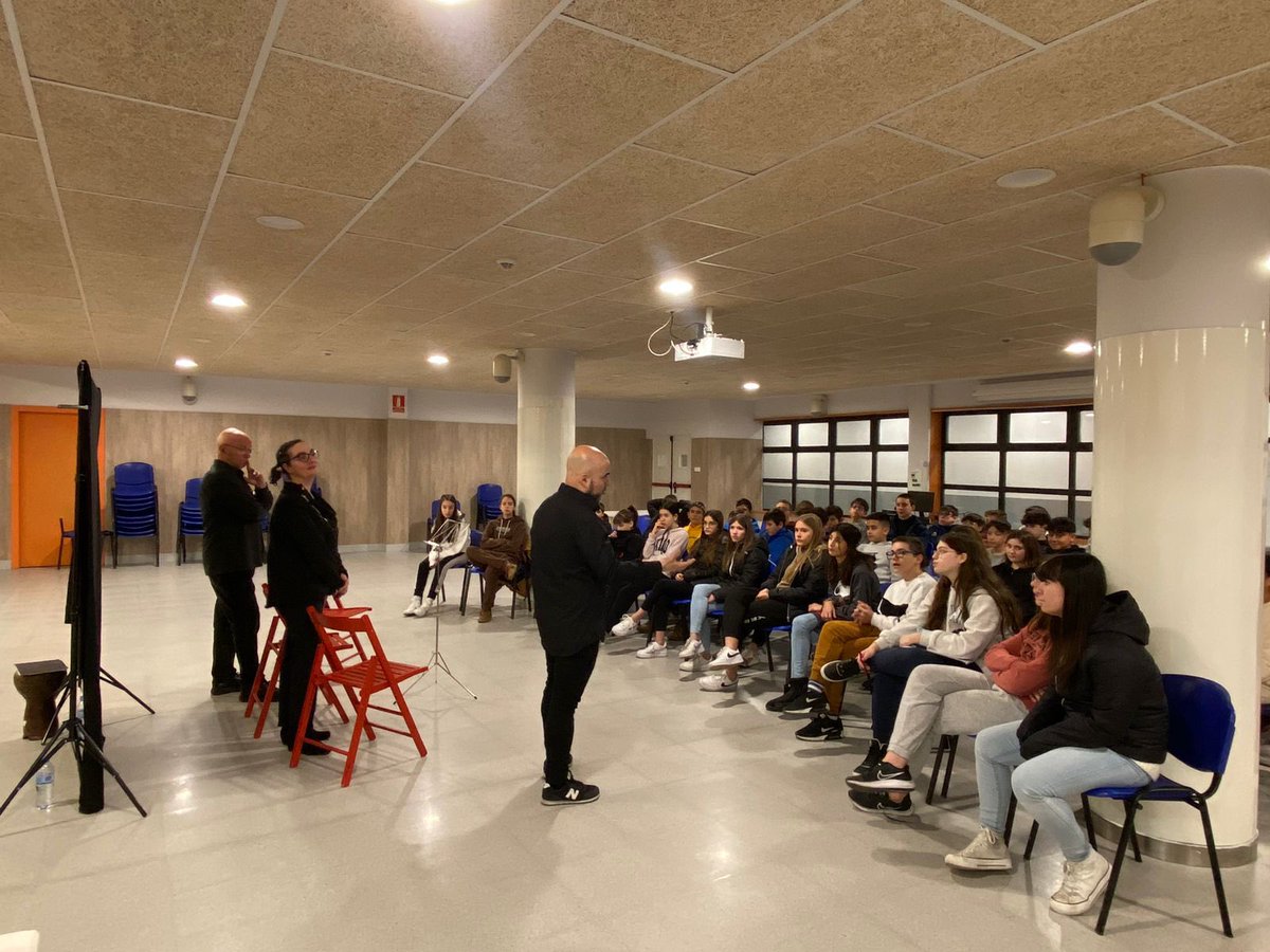 EASESC_AND's tweet photo. Aquesta setmana, els alumnes de 1r de primer cicle han assistit a la representació de l’obra “Bestieses”. 👏👏👏 #easesc #escolaandorrana #bestieses https://t.co/GMO7cwS1H3