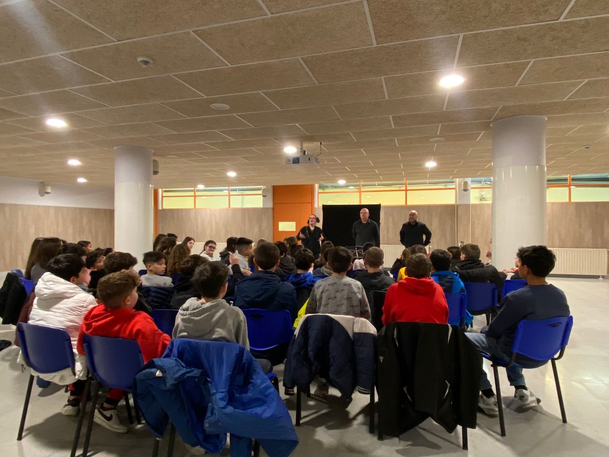 EASESC_AND's tweet photo. Aquesta setmana, els alumnes de 1r de primer cicle han assistit a la representació de l’obra “Bestieses”. 👏👏👏 #easesc #escolaandorrana #bestieses https://t.co/GMO7cwS1H3