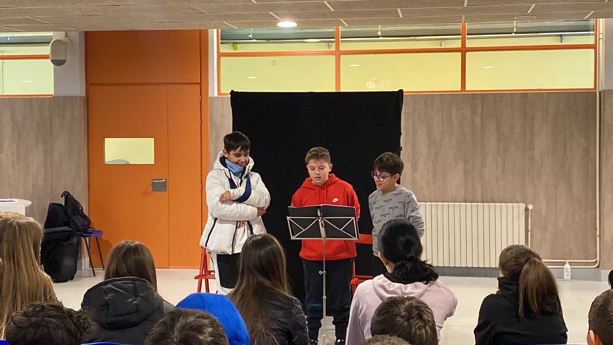 EASESC_AND's tweet photo. Aquesta setmana, els alumnes de 1r de primer cicle han assistit a la representació de l’obra “Bestieses”. 👏👏👏 #easesc #escolaandorrana #bestieses https://t.co/GMO7cwS1H3
