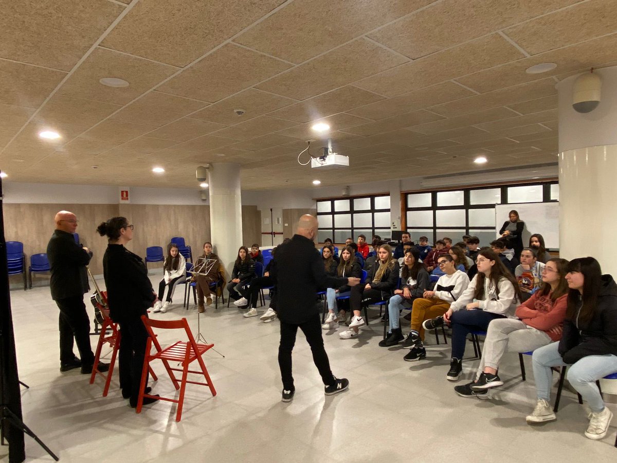 EASESC_AND's tweet photo. Aquesta setmana, els alumnes de 1r de primer cicle han assistit a la representació de l’obra “Bestieses”. 👏👏👏 #easesc #escolaandorrana #bestieses https://t.co/GMO7cwS1H3
