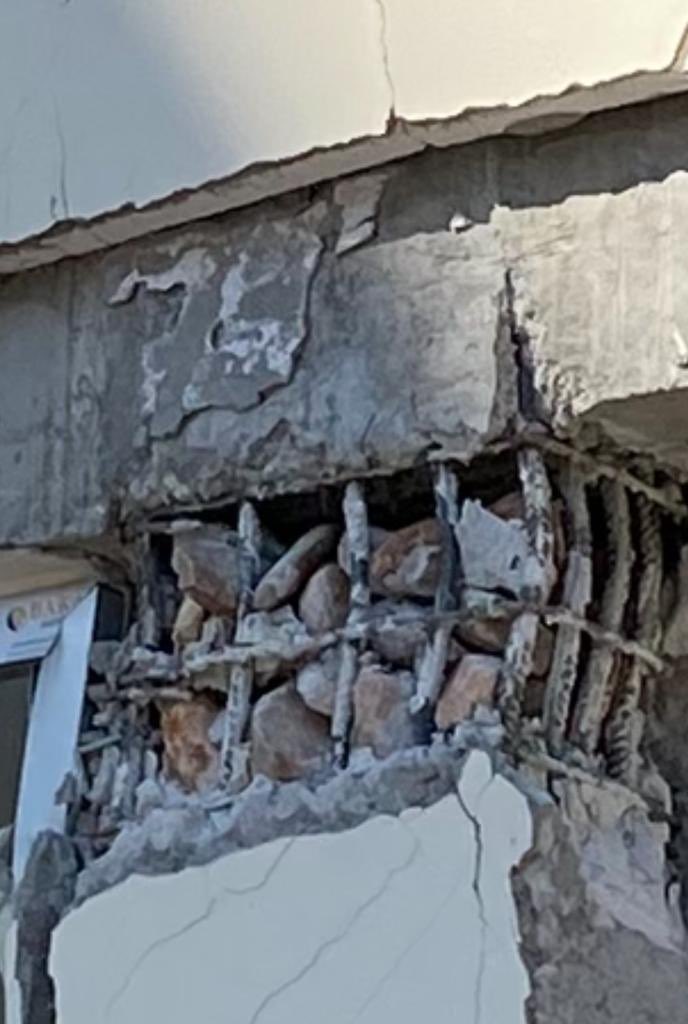 Asrın felaketi değil asrın sorumsuzluğu. Asrın liyakatsizliği. Kahramanmaraş’taki bir apartmanda Bu kolonu beton değil taşla dolduran kader mi sizce. Ya denetlemeyen yazgı mı