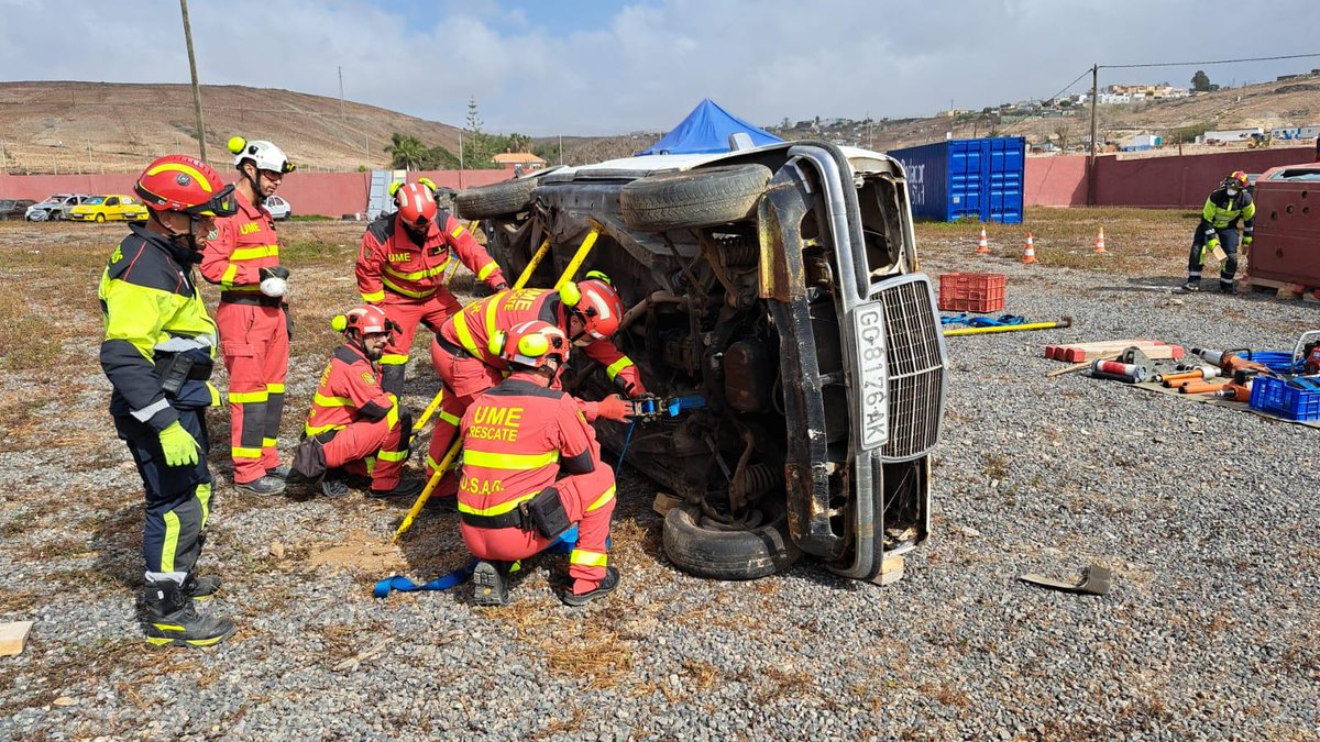 UMEgob's tweet photo. Nuestros equipos de búsqueda y rescate urbano, además de en terremotos🏚, también se preparan para actuar en otros procedimientos, como la excarcelación de víctimas en vehículos🚗

📷 Equipo #USAR de #UIEMCanarias #BIEM2 en un simulacro con bomberos 👨‍🚒San Bartolomé de #Tirajana https://t.co/CxJYmnMkZM