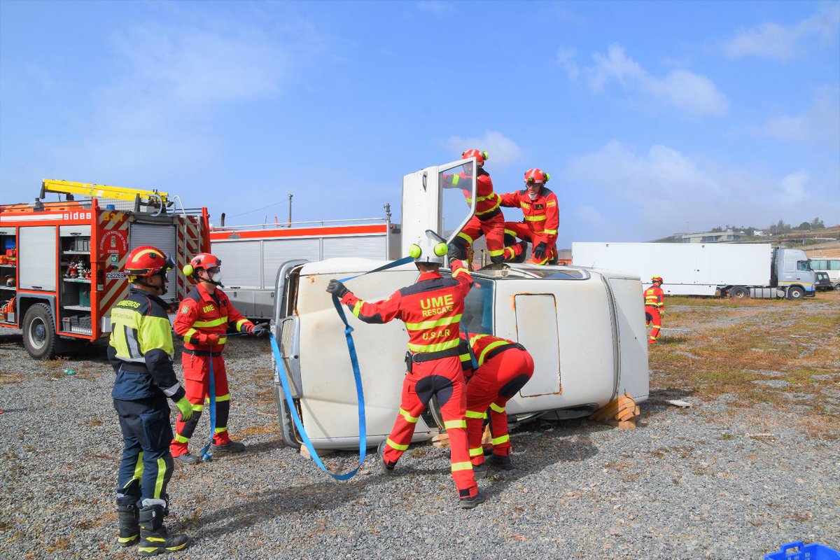 UMEgob's tweet photo. Nuestros equipos de búsqueda y rescate urbano, además de en terremotos🏚, también se preparan para actuar en otros procedimientos, como la excarcelación de víctimas en vehículos🚗

📷 Equipo #USAR de #UIEMCanarias #BIEM2 en un simulacro con bomberos 👨‍🚒San Bartolomé de #Tirajana https://t.co/CxJYmnMkZM