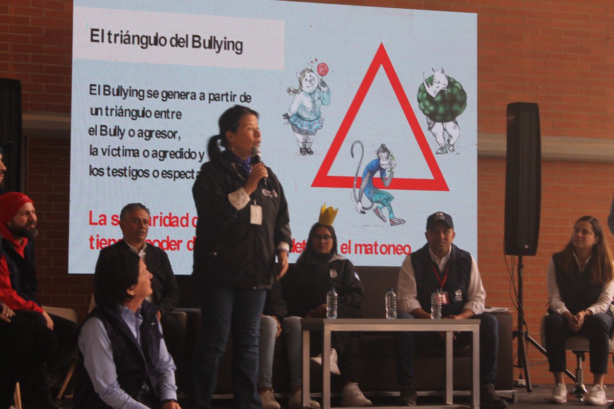 ColegiodelaBici's tweet image. [Hoy]El @ColegiodelaBici vivió el lanzamiento de la herramienta “Enfrentado el Bullying” de la @DefensoriaCol en compañía de @triannacamilo y @EseTonito convencidos de la importancia de prevenir la violencia escolar @Educacionbogota #ProgramaECO @EdnaBonillaSeba @Deidamiapiensa