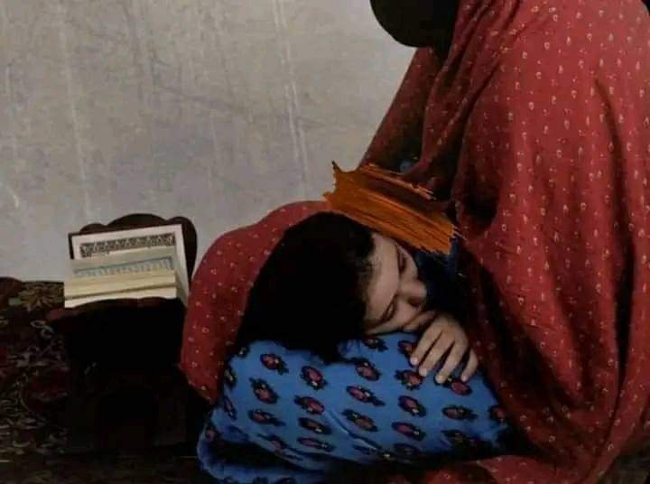 ښځه څوڪ ده؟؟
ښځه کله چې مور شي، دالله تعالی دراضي ڪیدلو
 وسیله شي، کله چې میرمن شي، دایمان دپوره ڪیدلو وسیله شي، او کله چې لور شي، د دوزخ له اور څخه دخلاصون وسیله شي.
🤲🏻🙏🏻❤️