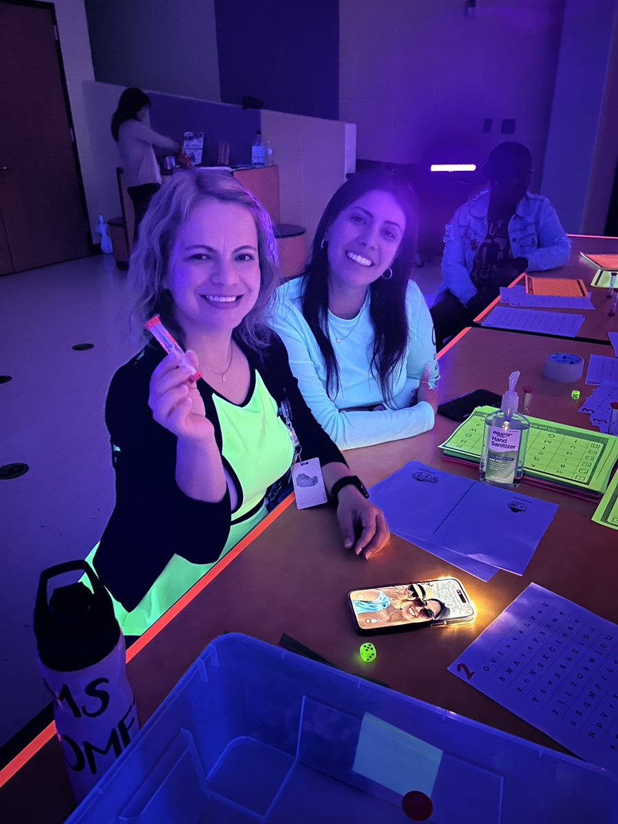 PantinABC's tweet photo. We had a GLOWING learning literacy night. Thank you for all the parents and students that join us! #MEMCGL @GarciaLeza_AISD @coboslily @PattyWillis1 @SarahSutter8 https://t.co/PYK3bnt0Nf