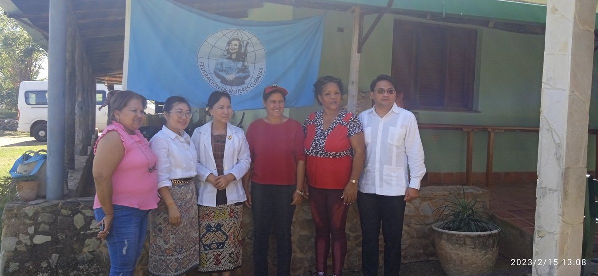 Yodaimi4's tweet photo. La Presidenta de la Unión de mujeres de Laos, vicita a #Cuba Ameno intercarbio En Finca Marta con la presencia de Teresa Amarelle Boue Secretaria Nacional y Nancy Wong Martinez Secretaria general en la provincia de #Artemisa #MujeresEnRevolución #FMC @TeresaBoue @NancyWongMarti1 https://t.co/XjJ7Siab4m