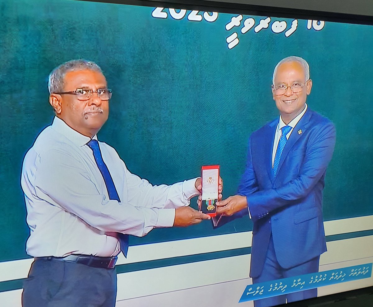 KhalylKhaleel's tweet photo. އަޅުގަނޑަށް މި އިނާމު ލިބުމަކީ ހަގީގަތުގައިވެސް ލިބުނު ޝަރަފެއް. އަޅުގަނޑު ނޮމިނޭޓް ކުރުމުގެ ދީލަތިކަން ލިބިވަޑައިގެންނެވި އެޑްވައިޒަރީ ކޮމިޓީއަށް ޚާއްޞަ ޝުކުރެއް ދަންނަވަން. އަޅުގަނޑަށް ކުޅަދާނަވި ހުރިހާ ކަމެއްގެ މައްޗަށް ﷲ ހަމުދު ކޮށް އަޅުގަނޑުގެ ހިތުގެ އުފާ ފާޅުކުރަމެވެ. https://t.co/7BQVRyMbco