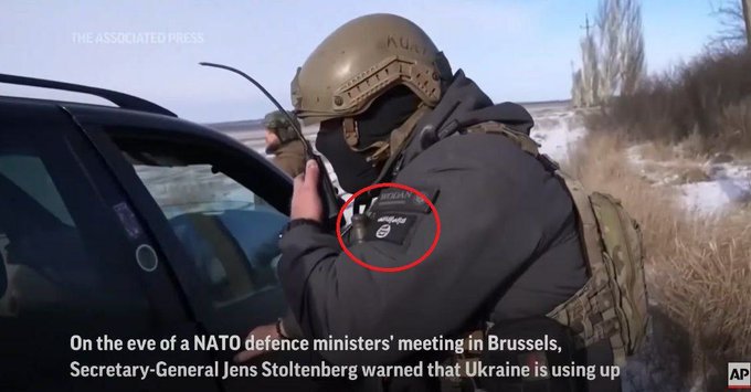 El #ISIL (#ISIS) en #Ucrania?… 

Un miembro del batallón Sheik Mansour fue visto con la shads de "Solo