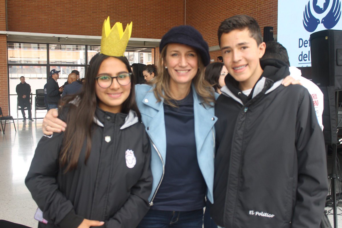 ColegiodelaBici's tweet image. Gracias al #ProgramaECO de @Educacionbogota consolidamos entornos escolares con estrategias como “E-Comunicar” para prevenir violencias en la escuela. Ahora con la @DefensoriaCol fórmanos el #EquipoAntiBullying
@EdnaBonillaSeba @Deidamiapiensa @ColegiodelaBici @colegiofps