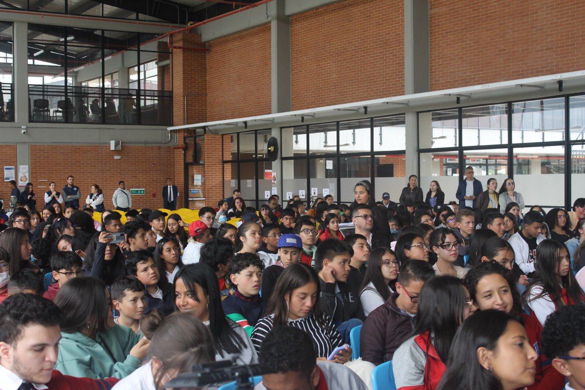 ColegiodelaBici's tweet image. Gracias al #ProgramaECO de @Educacionbogota consolidamos entornos escolares con estrategias como “E-Comunicar” para prevenir violencias en la escuela. Ahora con la @DefensoriaCol fórmanos el #EquipoAntiBullying
@EdnaBonillaSeba @Deidamiapiensa @ColegiodelaBici @colegiofps