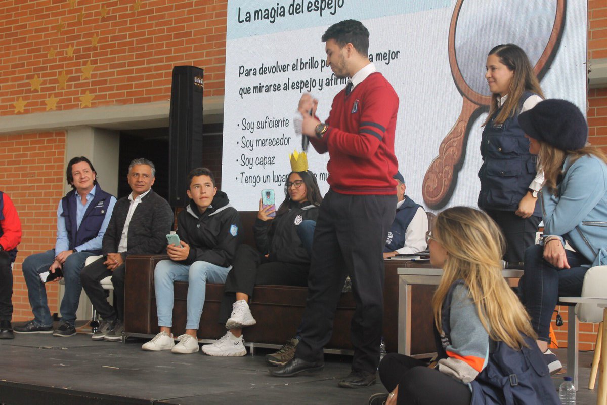 ColegiodelaBici's tweet image. Gracias al #ProgramaECO de @Educacionbogota consolidamos entornos escolares con estrategias como “E-Comunicar” para prevenir violencias en la escuela. Ahora con la @DefensoriaCol fórmanos el #EquipoAntiBullying
@EdnaBonillaSeba @Deidamiapiensa @ColegiodelaBici @colegiofps