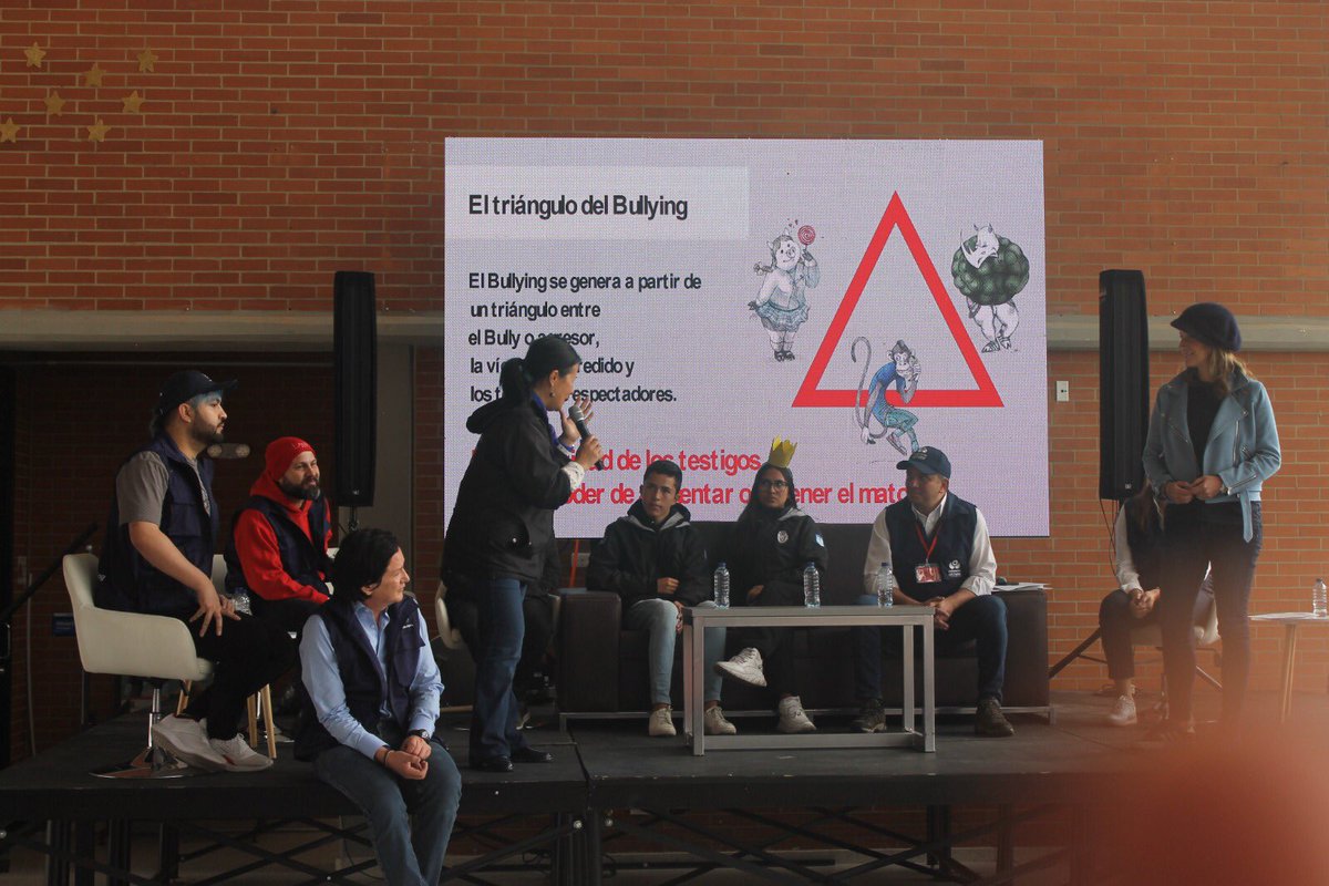 ColegiodelaBici's tweet image. Gracias al #ProgramaECO de @Educacionbogota consolidamos entornos escolares con estrategias como “E-Comunicar” para prevenir violencias en la escuela. Ahora con la @DefensoriaCol fórmanos el #EquipoAntiBullying
@EdnaBonillaSeba @Deidamiapiensa @ColegiodelaBici @colegiofps