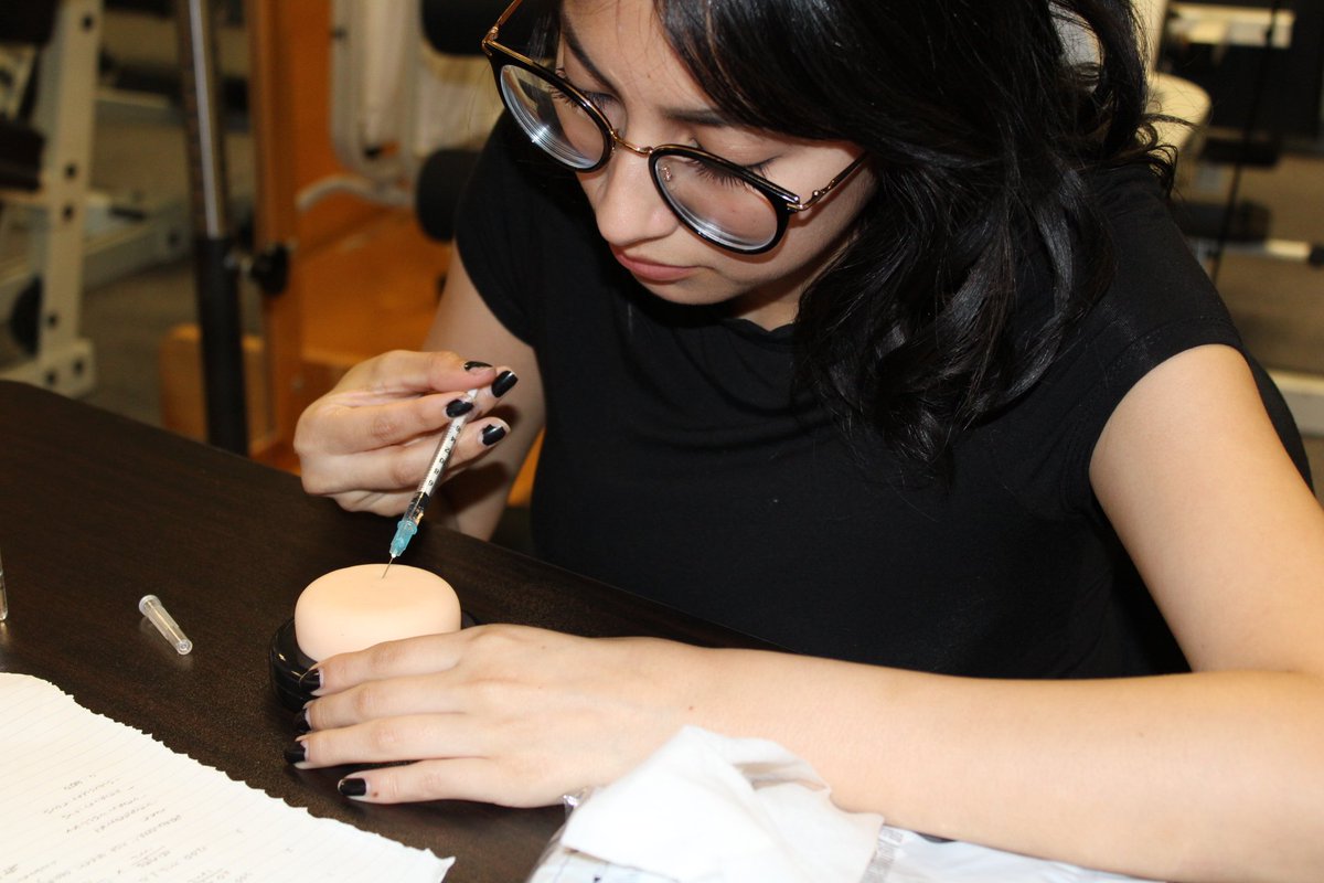 HSHPDallasISD's tweet photo. 𝕎𝕙𝕒𝕥 𝕨𝕖'𝕣𝕖 𝕝𝕖𝕒𝕣𝕟𝕚𝕟𝕘: Today in Med Math, students practiced drawing "medications" from amplues and vials to give Intradermal and Subcutaneous injections. We are learning about parenteral medications.  #medmath #HSHPProud #HSHP2023 https://t.co/3olvPxoEXY