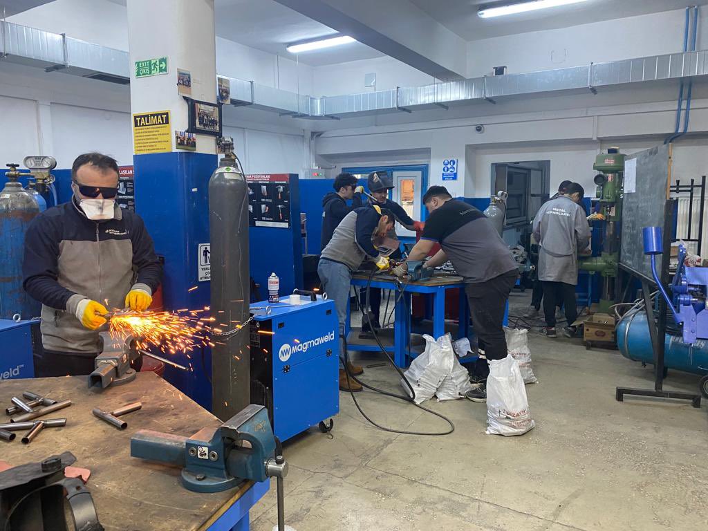 Okulumuz Metal Teknolojisi alanında öğretmen ve öğrencilerimiz tarafından depremzede vatandaşlarımız için çadır iskeleti ve sobası üretimi devam etmektedir. <a href="/19_mstfylmz/">Mustafa YILMAZ</a> <a href="/abdullahucgun33/">Abdullah Uçgun</a> <a href="/memleventyazici/">Levent Yazıcı</a>