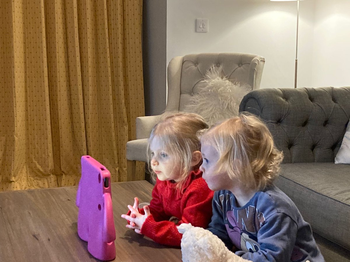 okeh_suedehead's tweet photo. Catching the #ENGKOR match. Howay the Lasses. https://t.co/iCqDoJsVRG