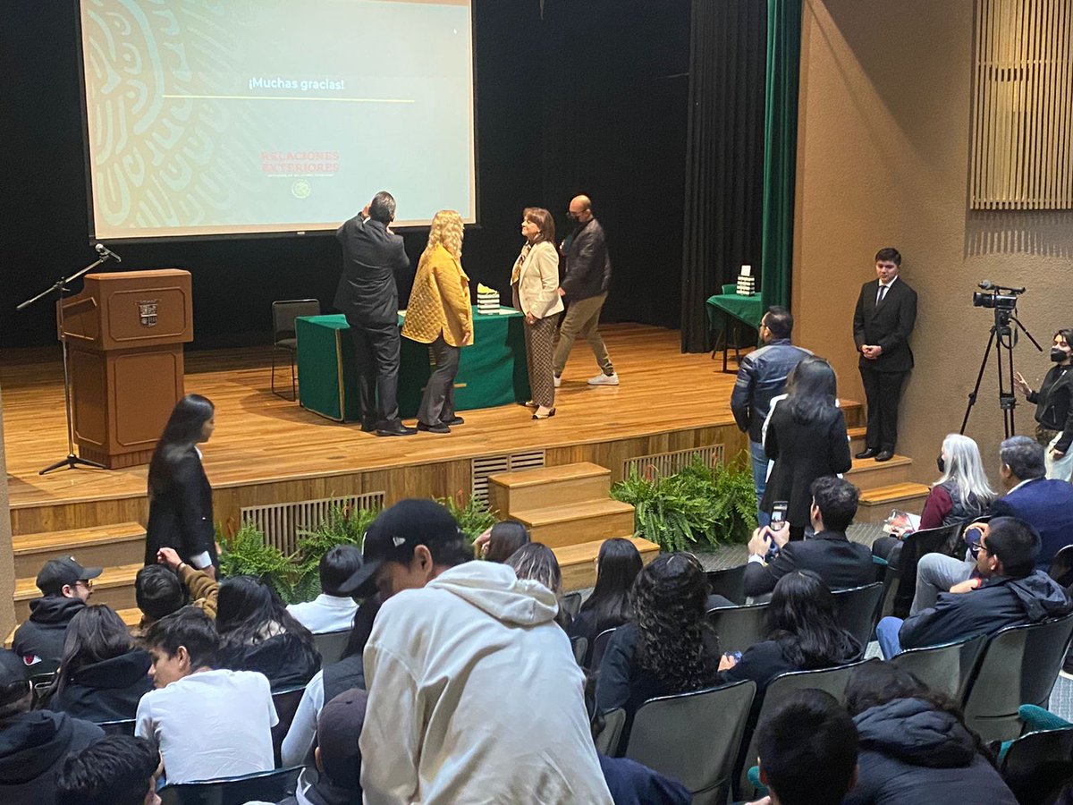 uicmx's tweet photo. #orgulloUIC Hoy se llevó a cabo la conferencia "Asuntos Multilaterales y Derechos Humanos" con la Mtra. Martha Delgado Peralta como ponente, Subsecretaria de Relaciones Exteriores y egresada UIC de Pedagogía, quien compartió su postura ante la política exterior de nuestro país.🇲🇽 https://t.co/eLD7D3sVCQ