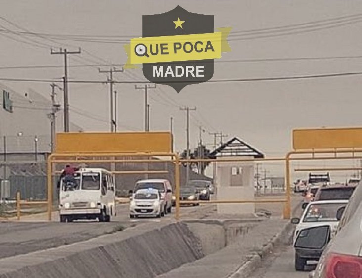 QuePocaMadreMex's tweet image. SE CREÍA SPIDERMAN😳🚌🚨

🟡Esta mañana, en #Reynosa,#Tamaulipas, se observó a un hombre que viajaba agarrado del parabrisas de un #microbús de pasajeros, arriesgando su vida, en frente de la universidad IIES en uno de los accesos al parque Industrial Villa Florida.