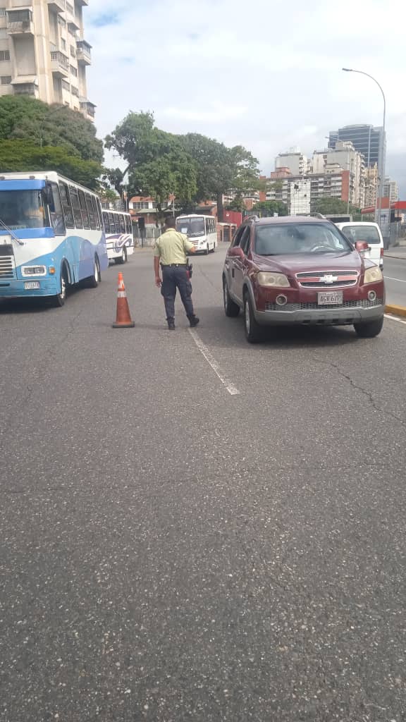 PolisucreOficia's tweet photo. #16Feb2023 | Cumpliendo lineamientos del @MijpVzla se informa a la ciudadanía Puntos de Atención al Ciudadano (PAC) bajo estricta supervisión se encuentran activos en: #LosDosCaminos #Sebucan #LaCarlota #AvSanz #Petare #LaUrbina #AvBoyaca #AvRomuloGallegos #LosCortijos https://t.co/Y7EJ50Iicc