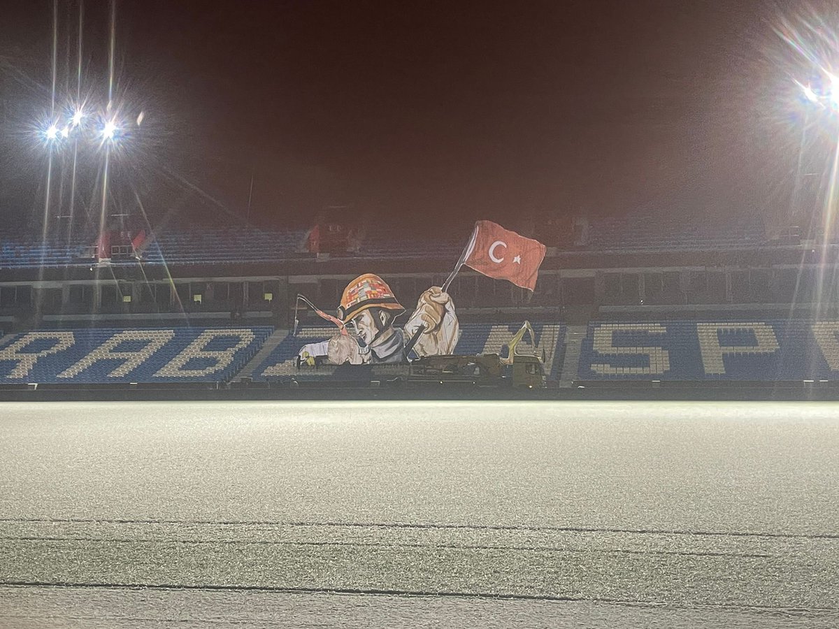 muratatasoy61's tweet photo. Dün gece 01.20  
Son prova
Son derece olumsuz hava şartlarına rağmen saatlerce emek veren tüm kardeşlerimle gurur duyuyorum. 
@haydevira https://t.co/iFeIchzu6Z