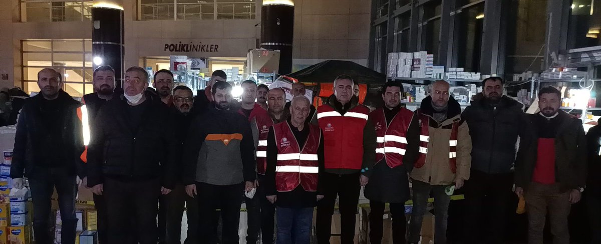 armanuney's tweet photo. Türk Eczacıları Birliği ve Bölge Eczacı Odalarımızın koordinasyonunda Adıyaman bölgesine kurduğumuz Sahra Eczanelerimizde,halkımıza ücretsiz ilaç/eczacılık hizmeti sunan gönüllü meslektaşlarımızın yanındaydık.Hepsiyle gurur duyuyoruz. Afetin yaralarını birlikte saracağız.
#deprem https://t.co/bVrm79s1gH