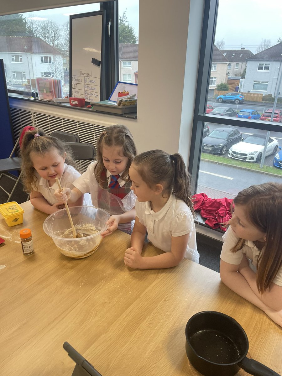 CherThomson14's tweet photo. A fun morning making gingerbread men after reading the @RuthMiskinEdu RWI text. Thanks to @bbcgoodfood for the recipe. #readingforinformation #instructions #baking https://t.co/0N1ueJnreU