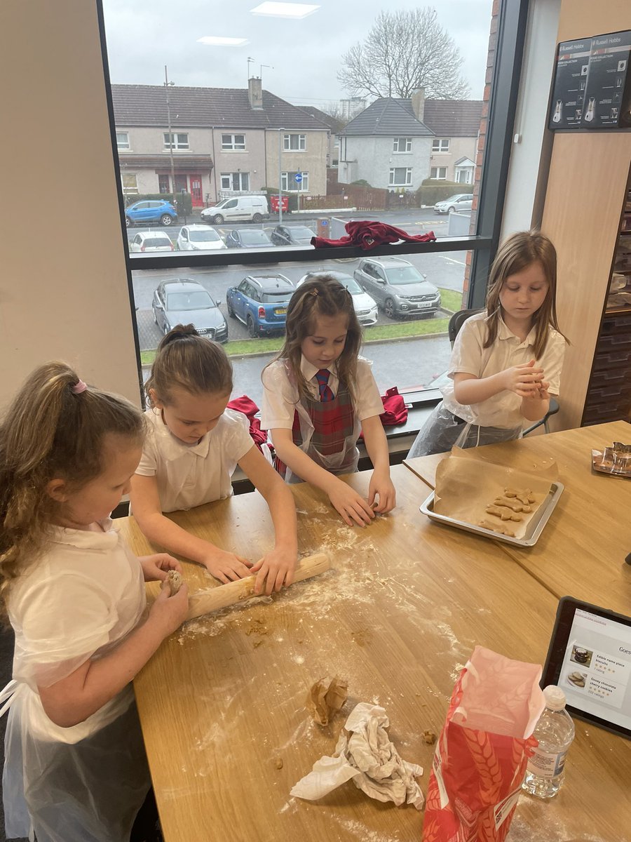 CherThomson14's tweet photo. A fun morning making gingerbread men after reading the @RuthMiskinEdu RWI text. Thanks to @bbcgoodfood for the recipe. #readingforinformation #instructions #baking https://t.co/0N1ueJnreU