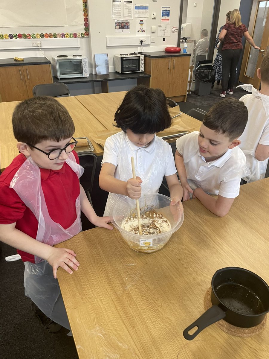 CherThomson14's tweet photo. A fun morning making gingerbread men after reading the @RuthMiskinEdu RWI text. Thanks to @bbcgoodfood for the recipe. #readingforinformation #instructions #baking https://t.co/0N1ueJnreU