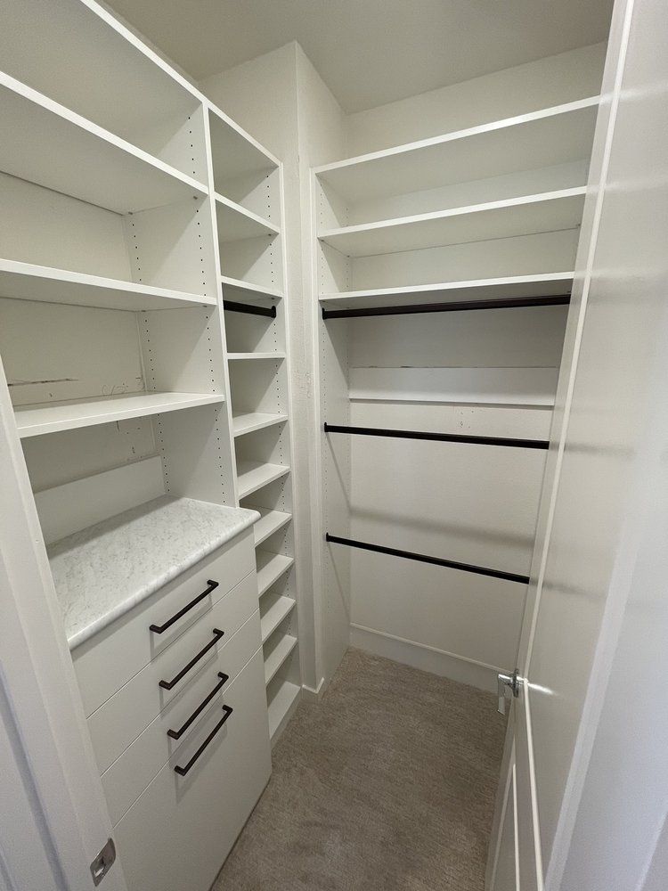 CabinetsP's tweet photo. Three rows of hanging bars are the perfect amount to hang all your toddlers’ clothes. When they get bigger you can adjust the hanging area to grow with them!
#ocbusiness #customclosetdesign #customcabinets #kidsrooms #kidsclosets #kidsdesgin #kidsspace #instadesign #howtohome https://t.co/vUZt59oh9D