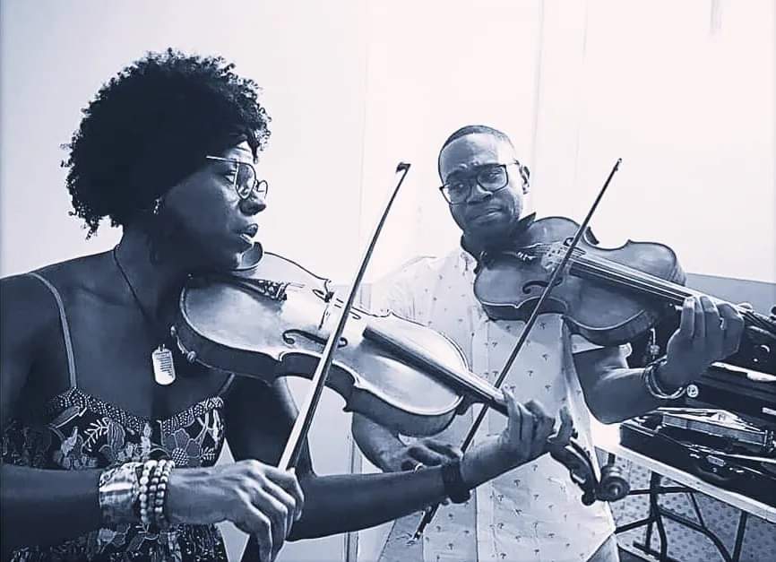 AquilMizan's tweet photo. Happy Birth Anniversary to #violist @JarvisLBenson of @rootmagik with #violista @RobinFayMassie! https://t.co/fj8j94GAce

#strings #violists #contrabass #violin #classicallyblack #rootstockrepublic #viola #cello #blackviolinist #JarvisBenson #RobinFayMassie #violinists #violist https://t.co/7lPJnMDZ0e
