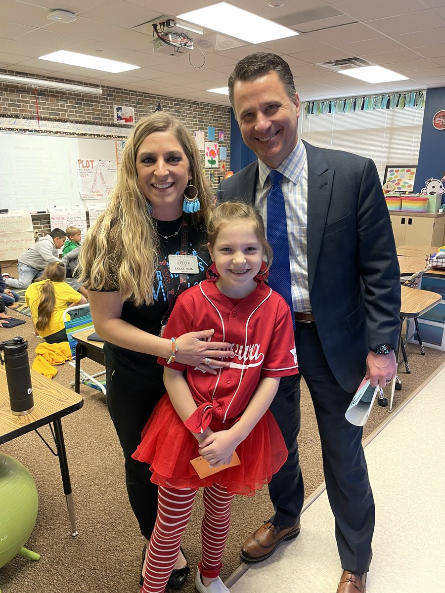Rhonda19FNP's tweet photo. Such a magical day @EagleRidgeKISD! Thank you to all the readers who came out today! My girl got to escort @DrRDubKellerISD to meet and read to two of her favorite teachers @SmileyWeik and Mrs Douglas! @CowenMy leads these Bravura girls so well! https://t.co/qqK7qXoCCk