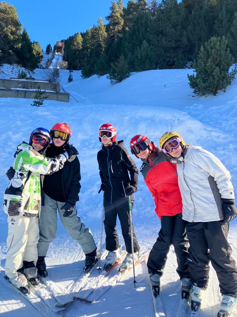 Escolaelcim's tweet photo. 2a jornada d’esquí. Sol i neu a La Molina. 2n d’ESO Convivències @Escolaelcim @EscolesCoop #convivencies #lamolina #secundaria #esquiada https://t.co/aUdjCmDuCC