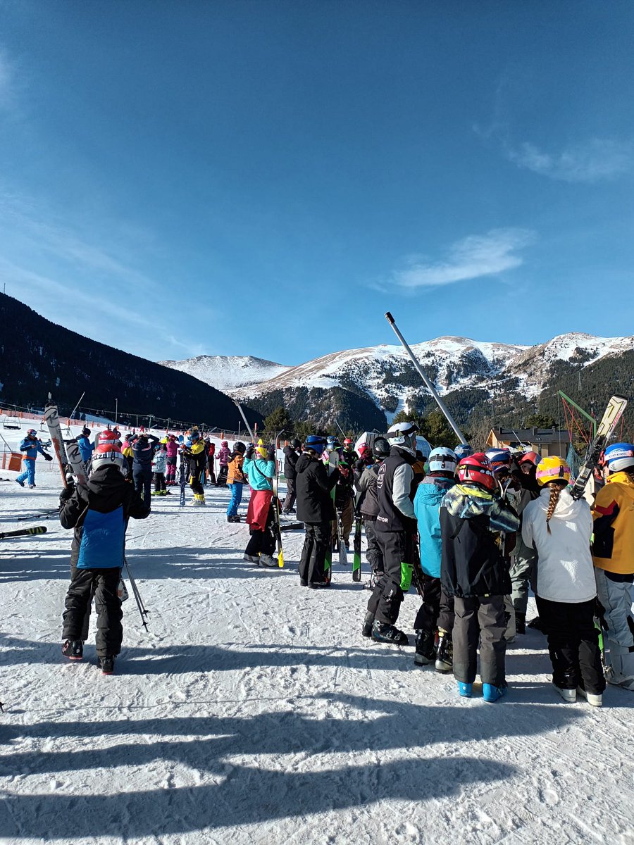 Escolaelcim's tweet photo. 2a jornada d’esquí. Sol i neu a La Molina. 2n d’ESO Convivències @Escolaelcim @EscolesCoop #convivencies #lamolina #secundaria #esquiada https://t.co/aUdjCmDuCC