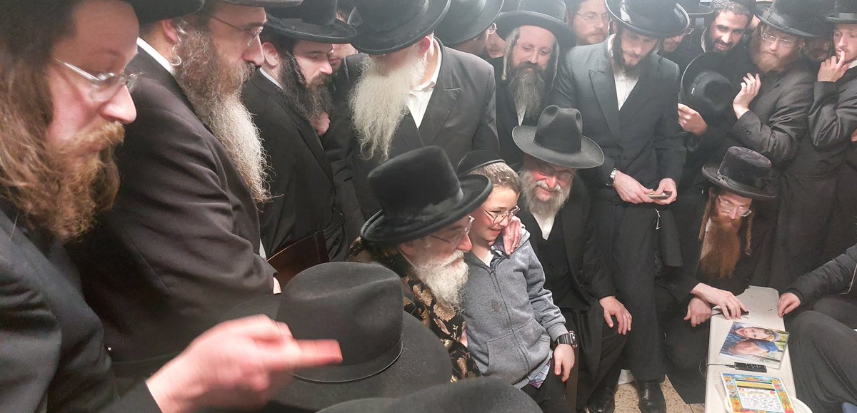 moshe_nayes's tweet photo. האדמו"ר מויז'ניץ בניחום אבלים אצל משפ' פאלי מחבק את הילד מוישי שניצל מהפיגוע https://t.co/DQ9BJ2fIE3