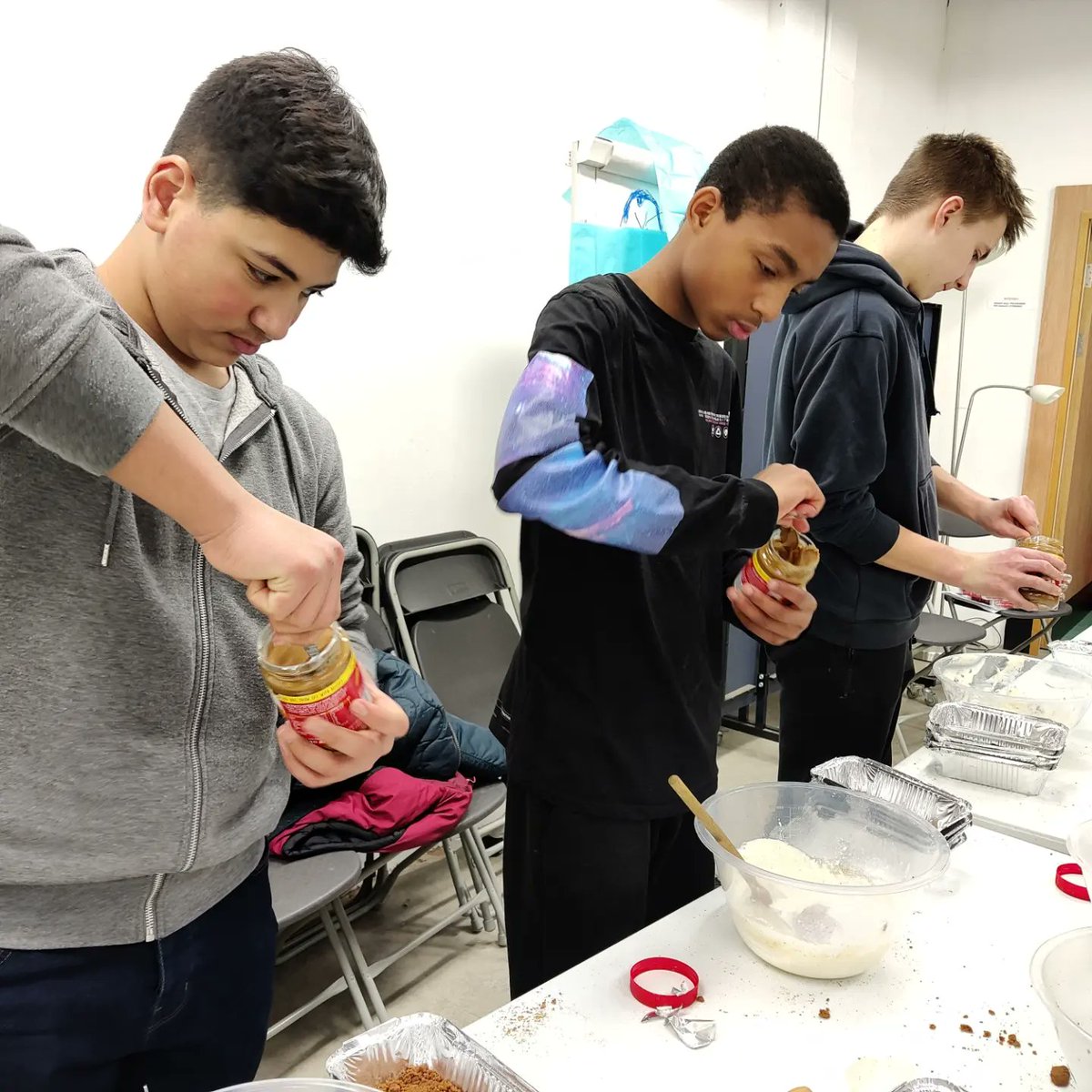 AikSaath's tweet photo. 40+ young people gave their time to make 91 biscoff cheesecakes this week. Yesterday, young volunteers distributed them to homeless and vulnerable people in our community with @SloughOutreach #togetherasone #youngpeopleleadingchange #socialaction https://t.co/jKQGVES680