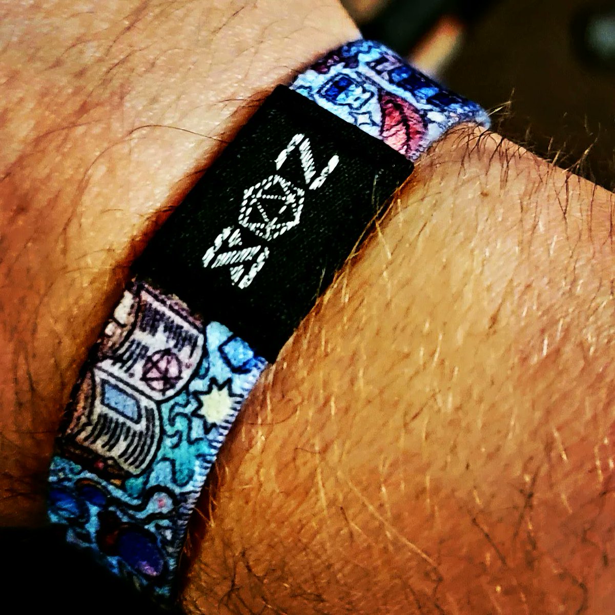 Wonderboy25's tweet photo. Thank you so much @zox this is amazing! The D20 is sooooo cool. Have been waiting for something like this from you all.
#dungeonsanddragons #dnd #zox #gothnerd #gaygeek https://t.co/iAiKirRP7Y