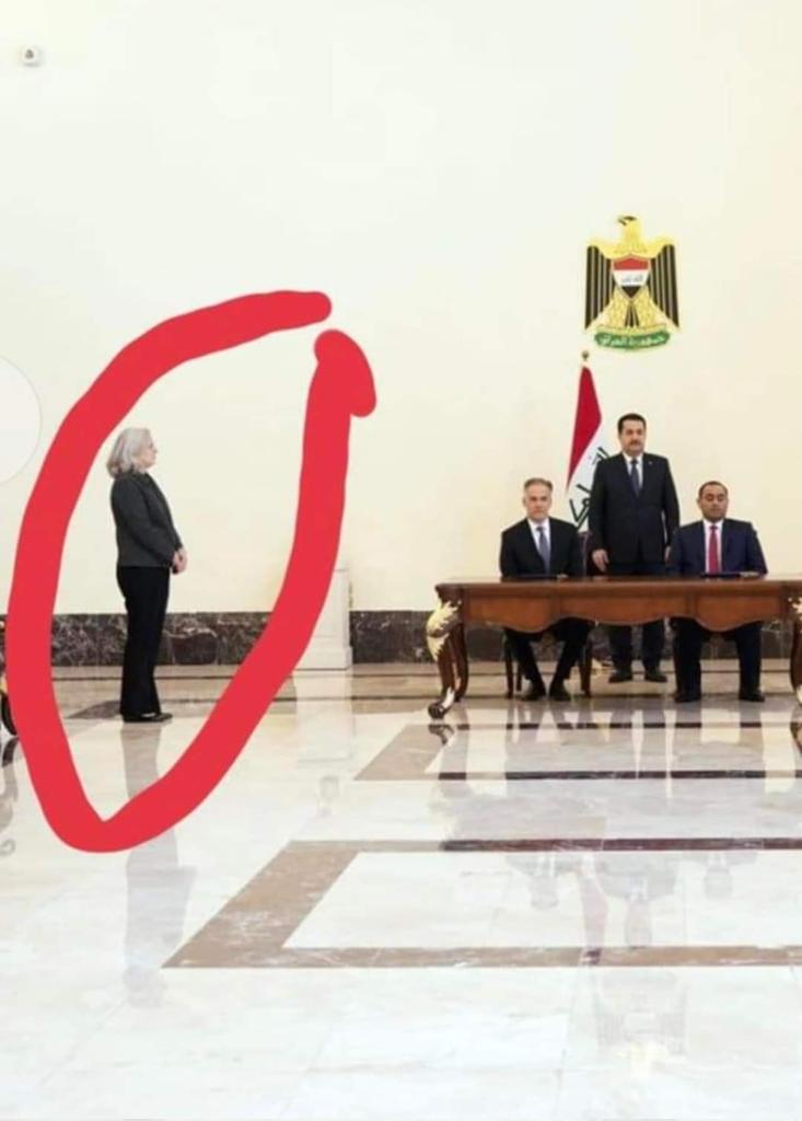 كلمة مقا.ومة عند الولائيين يتم ذكرها إن كانوا خارج السلطة،حكموا "١٥" عام ولم نسمع منهم كلمة مقاو.مة، وحكم الكاظمي سنتين وسمعنا منهم مليون مرة لتلك الكلمة،نعم إنهم قصفوا سياج السفارة لمرتين، وكان هدفهم فتح مفاوضات لإرجاعهم للسلطة بشروط أمريكا،واليوم ينفذون تلك الشروط بحذافيرها.