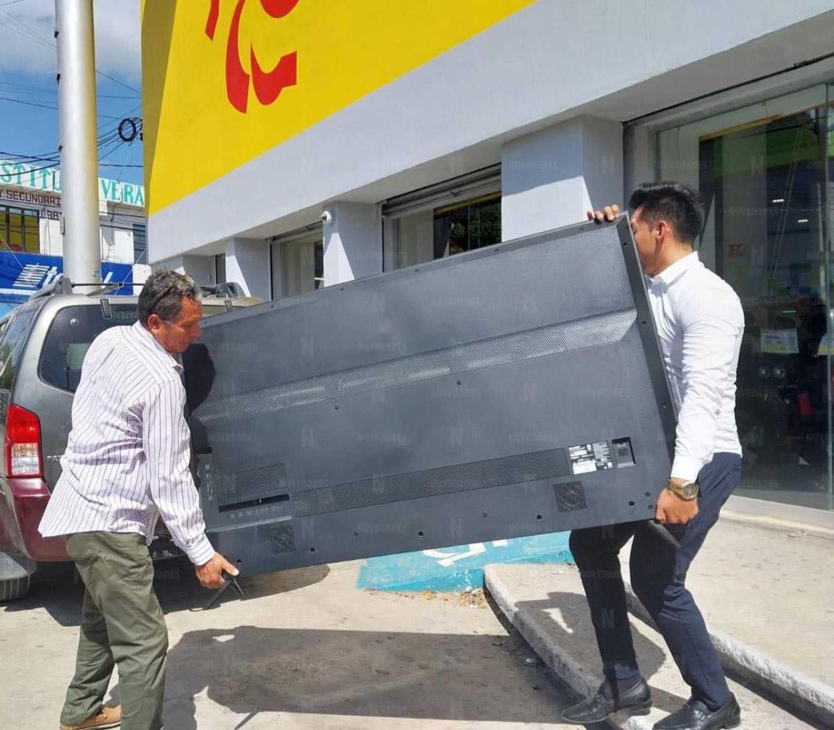UltimatumMx's tweet photo. LE GANÓ A ELEKTRA 😲
Un extrabajador de #Elektra ganó una demanda laboral contra la empresa que se negó a pagarle 750 mil pesos que le debían, por lo que actuarios procedieron a #embargar la sucursal ubicada en el Centro de #Cancún
#viral https://t.co/ub0rNZs7y6