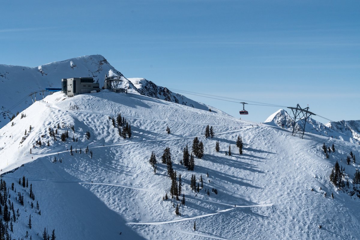 Snowbird's tweet photo. A locals-favorite, Chip’s Run is not only beloved, but the longest continuous run at Snowbird. How many miles does it span? 📝 https://t.co/Y5niANkhzb