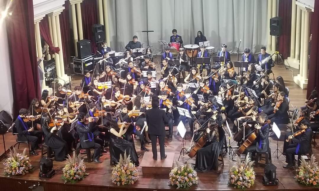 EducacionZ3_Ec's tweet photo. [AMBATO] En el Teatro Lalama, estudiantes y docentes del Conservatorio Bolívar ofrecieron a la ciudadanía un concierto lleno de alegría como parte de la LXXII Fiesta de la Fruta y de las Flores.

#EncontrémonosPorLaEducación https://t.co/XNxUj8UcGG