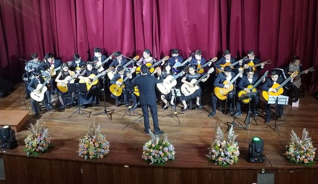 EducacionZ3_Ec's tweet photo. [AMBATO] En el Teatro Lalama, estudiantes y docentes del Conservatorio Bolívar ofrecieron a la ciudadanía un concierto lleno de alegría como parte de la LXXII Fiesta de la Fruta y de las Flores.

#EncontrémonosPorLaEducación https://t.co/XNxUj8UcGG