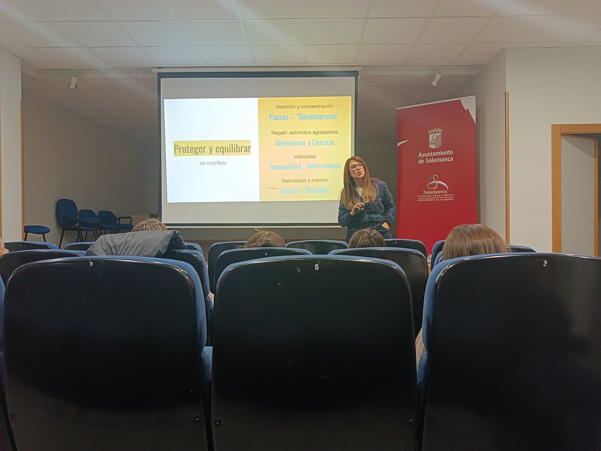 trinitariossala's tweet photo. Esta tarde hemos disfrutado de una charla muy importante y entretenida gracias a @ciudadsaberes "El cerebro digital: educando en el buen uso de las pantallas". Esperamos que a los padres que han asistido les haya ayudado para la educación de sus hijos. #SomosFest https://t.co/vABAh1gTW5