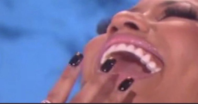 layla is here for the SMOKEEEE #loveisland