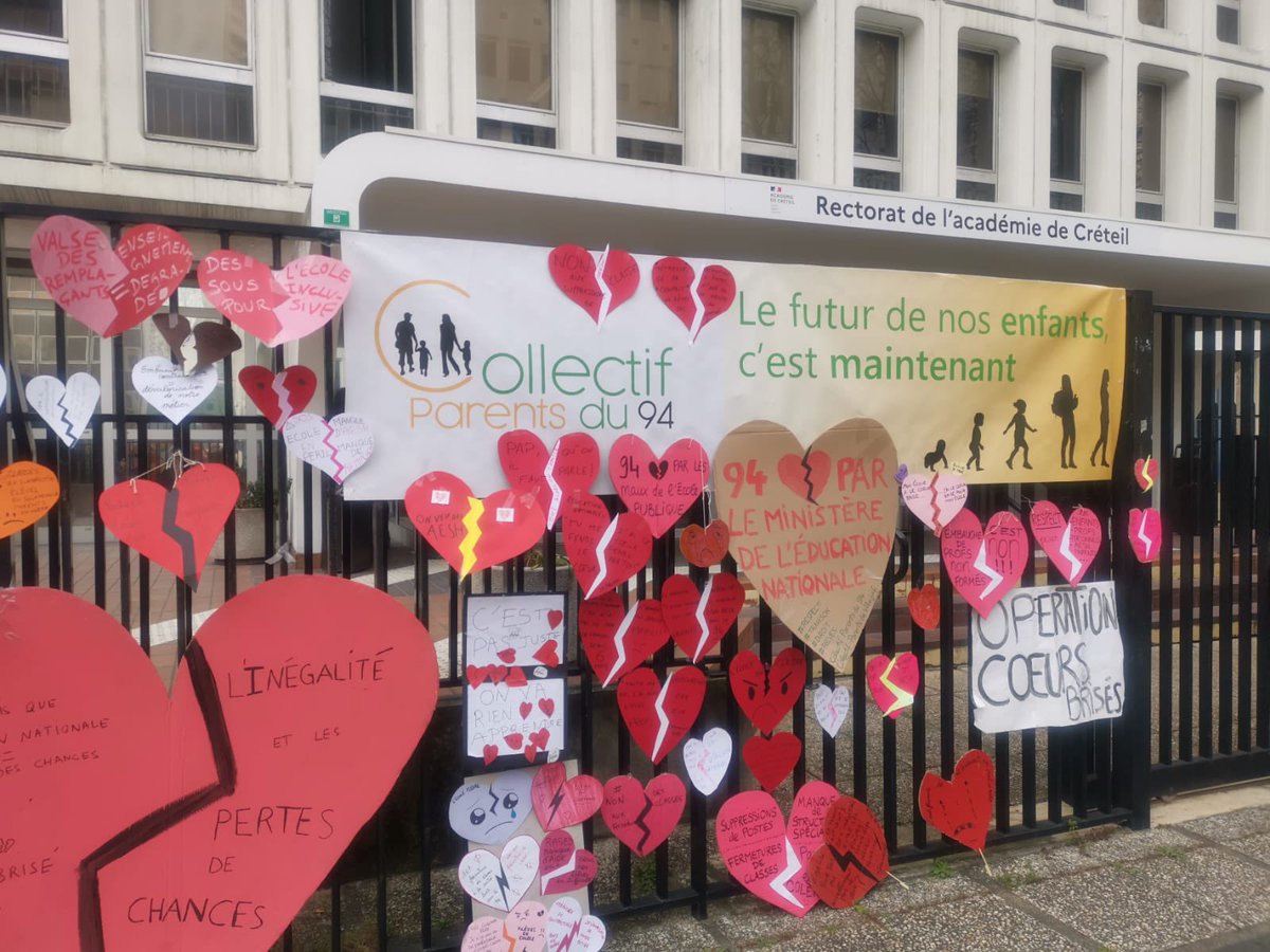 opération « 94 Coeurs brisés 💔 par les maux de l’école publique » en 5 temps : 
💔 sur les façades des écoles ✅
💔 réunis niveau des villes ✅
💔 à l’unisson au Rectorat ✅
💔 sur un max de logos pour symboliser que les maux de l’école publique ne sont pas réglés… 1/2