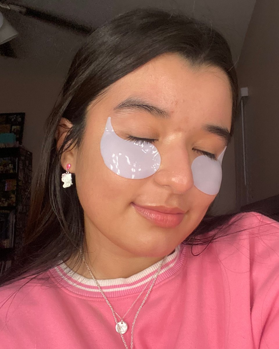 FourthRayBeauty's tweet photo. DO NOT DISTURB while the masks are on 🤳🏼 get 15 minutes of much needed YOU time 💙
@skincare_by_madison using our Chill Sesh Hydrating Eye Masks
available on https://t.co/7jvBmVwKvP & @ultabeauty 🌈
-
#eyemasks #hydratingeyemasks #selfcare #skincare #ultabeauty #fourthraybeauty https://t.co/nNaRz4iVve