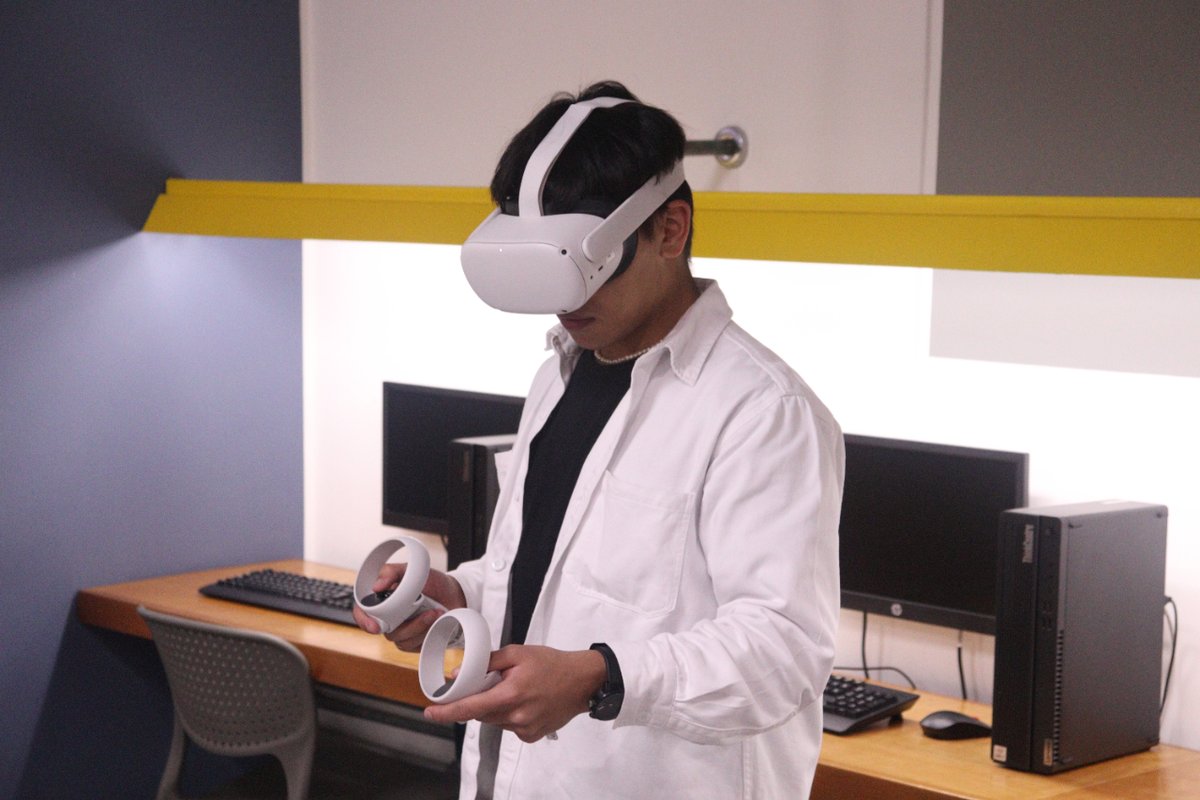 IngenieriaUCAB_'s tweet photo. #IIND | Miguel González, profesor de la cátedra “Geometría del espacio”, asegura que en la UCAB se está innovando en la forma de enseñar.

“En la universidad formamos a los estudiantes a través de la realidad virtual inmersiva”. https://t.co/OLU0yygH9V
